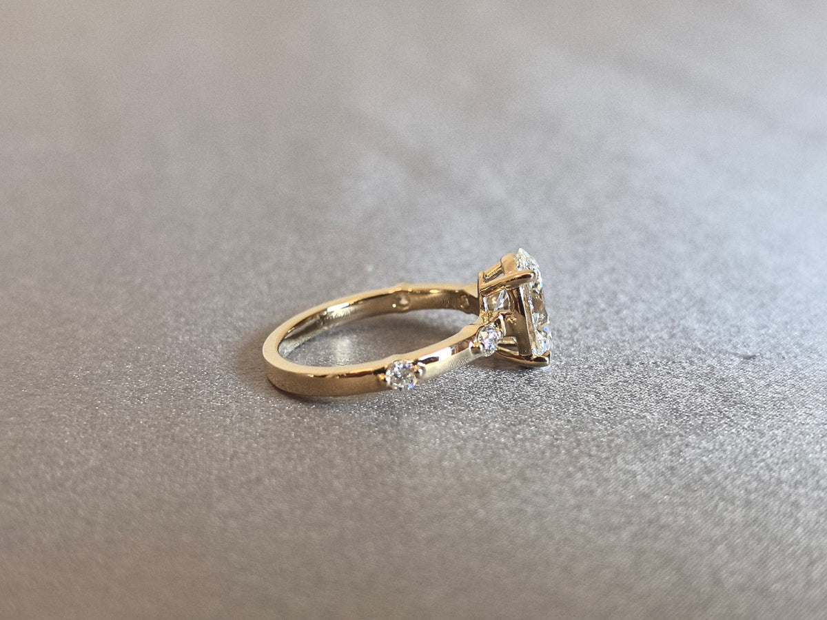Juno Diamond OV-104 | 2.5 Carat Oval-Cut Lab-Grown Diamond Staggered Shoulder Ring Ring
