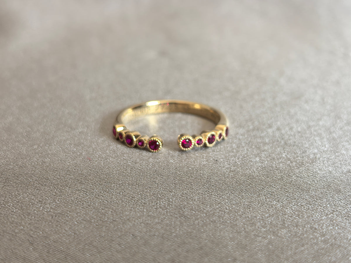 Juno Diamond RO-042 | Graduated Red Round-Cut Lab-Grown Diamond Bezel-Set Cluster Ring In Yellow Gold