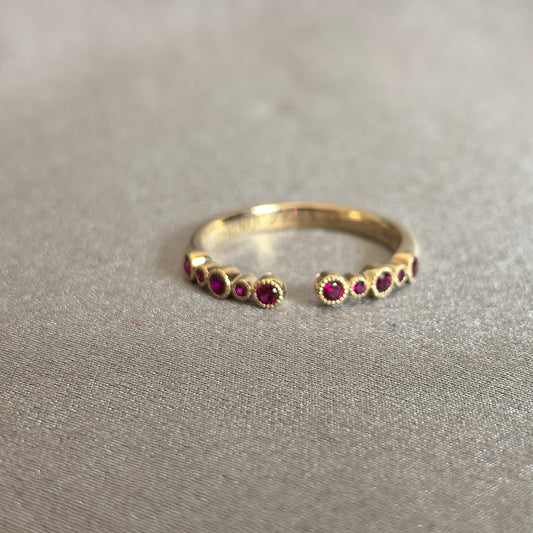 Juno Diamond RO-042 | Graduated Red Round-Cut Lab-Grown Diamond Bezel-Set Cluster Ring In Yellow Gold
