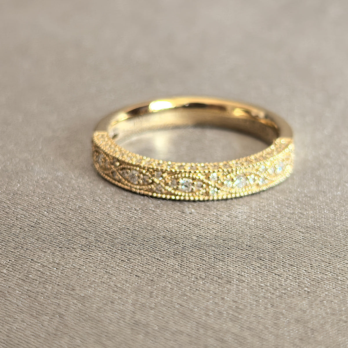 Juno Diamond RO-039 | Three-Stone Round Lab-Grown Diamond Vintage Ring With Milgrain Pavé Band