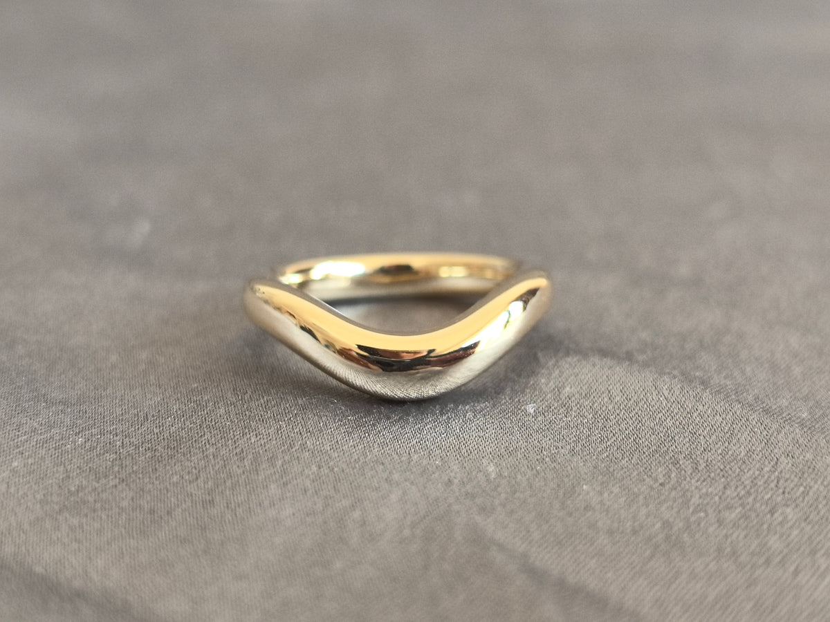Juno Diamond O-036 | Sculptural Wave-Contour Polished Gold Band