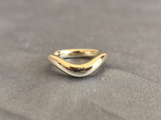 Juno Diamond O-036 | Sculptural Wave-Contour Polished Gold Band
