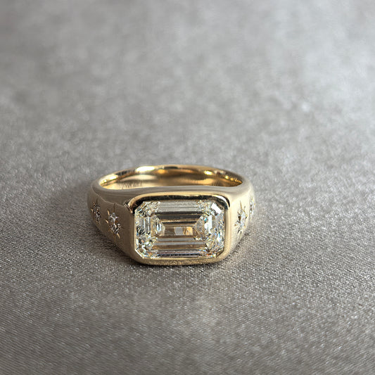 Juno Diamond EM-017 | 2 Carat Emerald-Cut Lab-Grown Diamond Full-Bezel Ring with Star-Set Round Accents