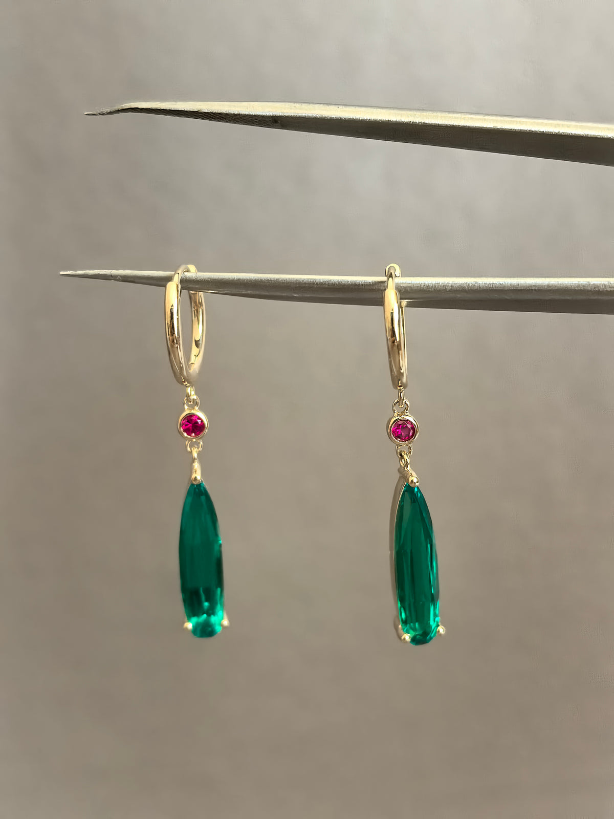 Juno Diamond E-036 | Paired Green Pear-Cut Lab-Grown Diamond Drop Earrings With Pink Round Accents