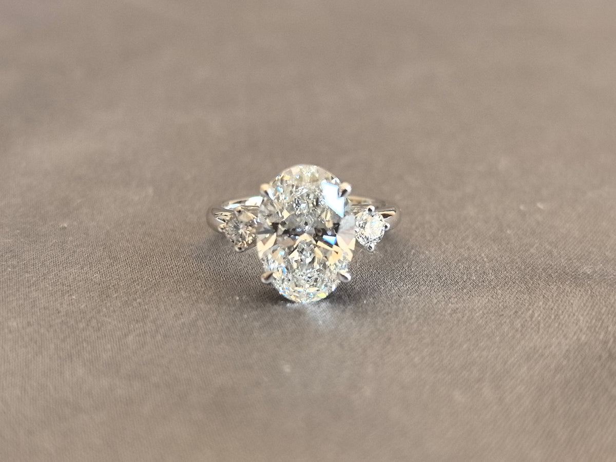 Juno Diamond OV-082 | Oval Lab-Grown Diamond Three-Stone Ring With Round Side Stones In White Gold
