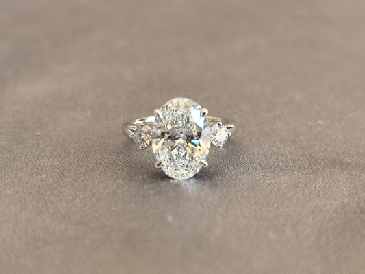 Juno Diamond OV-082 | Oval Lab-Grown Diamond Three-Stone Ring With Round Side Stones In White Gold