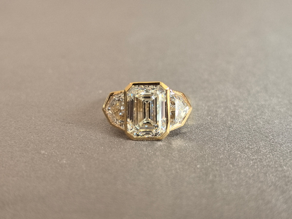 Juno Diamond EM-032 | 5 Carat Emerald-Cut Lab-Grown Diamond Three-Stone Full-Bezel Ring with Trapezoid Side Stones