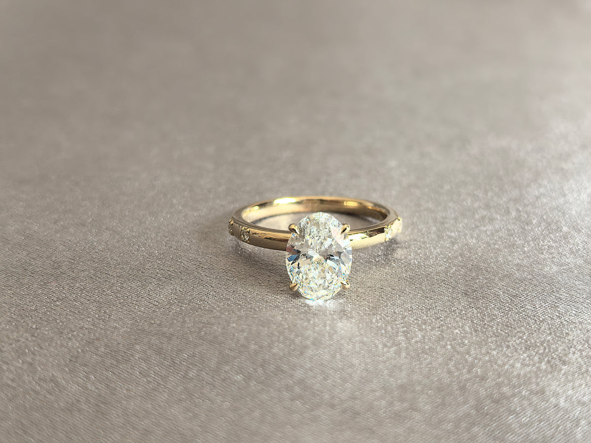 Juno Diamond OV-064 | Oval-Cut Lab-Grown Diamond Ring With Pavé Leaf-Accented Band In Yellow Gold