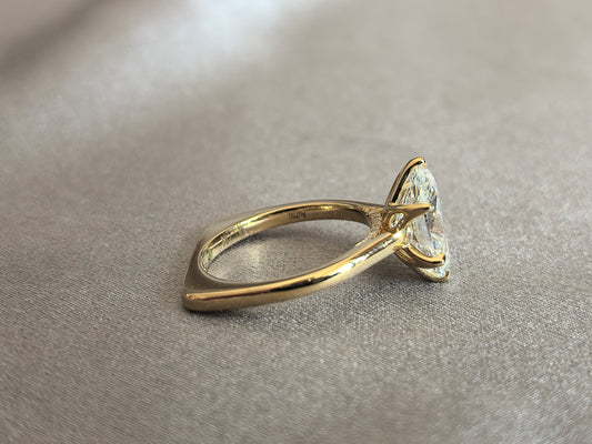 Juno Diamond PE-033 | 2 Carat Pear-Cut Lab-Grown Diamond Solitaire Ring With Marquise Accent And Pavé Band