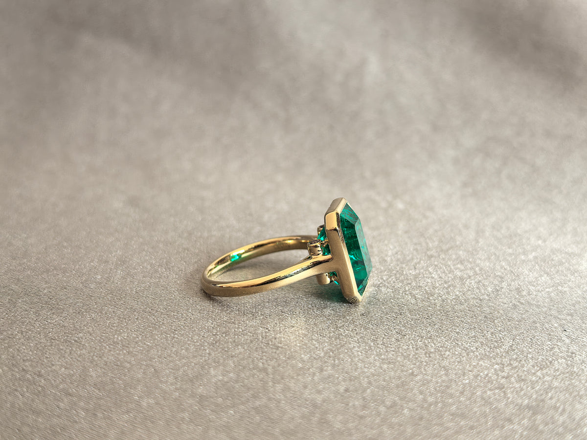 Juno Diamond EM-016 | 2 Carat Green Emerald-Cut Lab-Grown Diamond Three-Stone Bezel-Set Ring