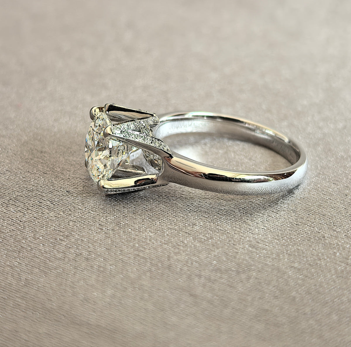 Juno Diamond RO-038 | 1 Carat Round Lab-Grown Diamond Pavé-Embellished Six-Prong Ring