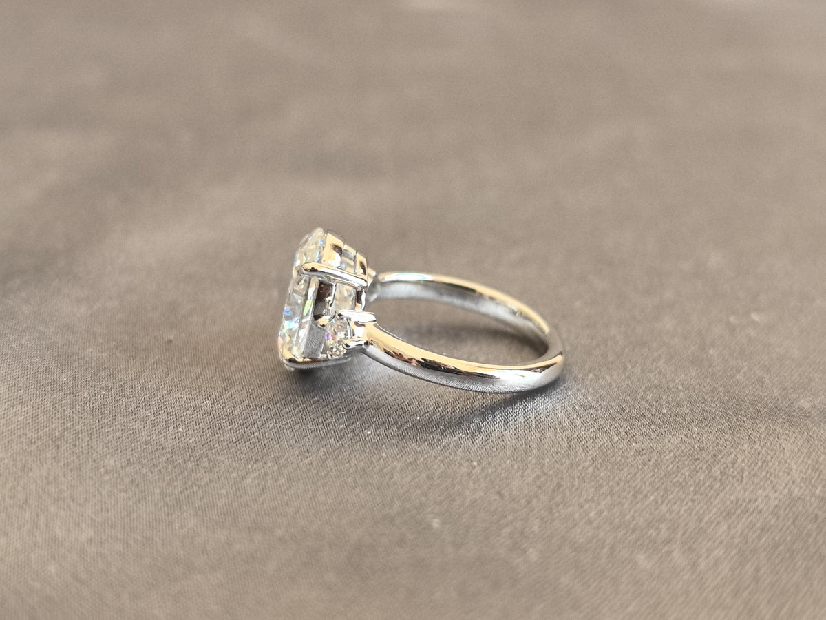 Juno Diamond OV-082 | Oval Lab-Grown Diamond Three-Stone Ring With Round Side Stones In White Gold