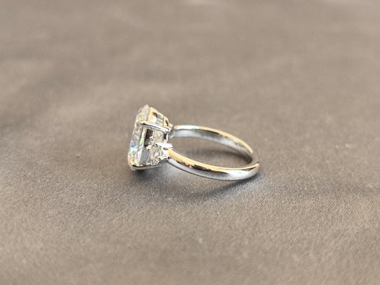 Juno Diamond OV-082 | Oval Lab-Grown Diamond Three-Stone Ring With Round Side Stones In White Gold