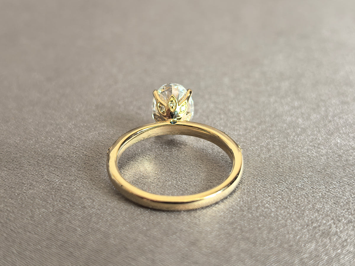 Juno Diamond OV-064 | Oval-Cut Lab-Grown Diamond Ring With Pavé Leaf-Accented Band In Yellow Gold