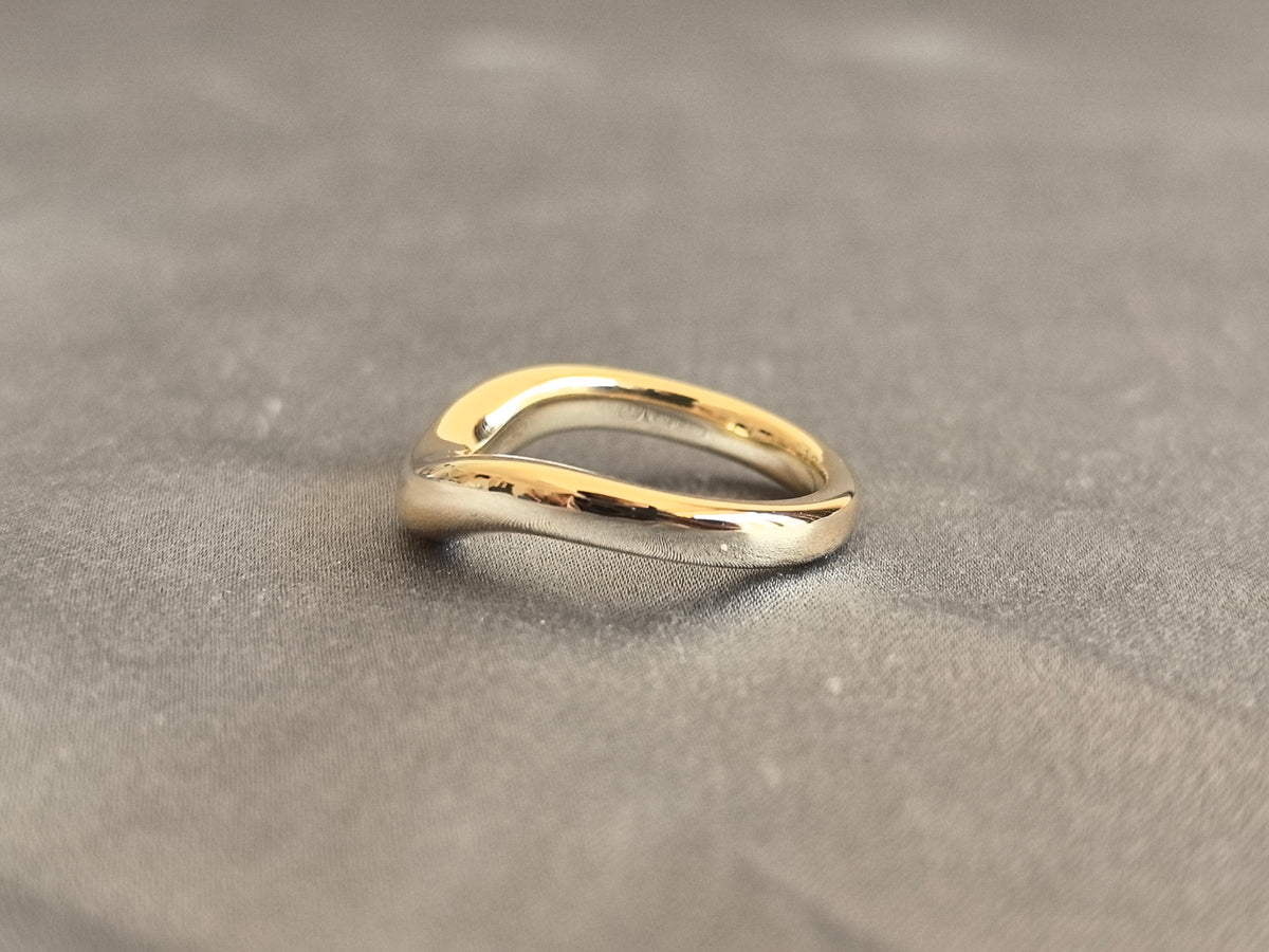 Juno Diamond O-036 | Sculptural Wave-Contour Polished Gold Band
