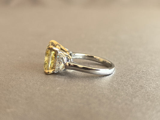 Juno Diamond CU-025 | 10 Carat Yellow Cushion-Cut Lab-Grown Diamond Three-Stone Ring With Trapezoid Shield Side Stones