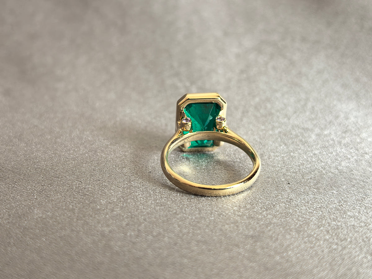Juno Diamond EM-016 | 2 Carat Green Emerald-Cut Lab-Grown Diamond Three-Stone Bezel-Set Ring