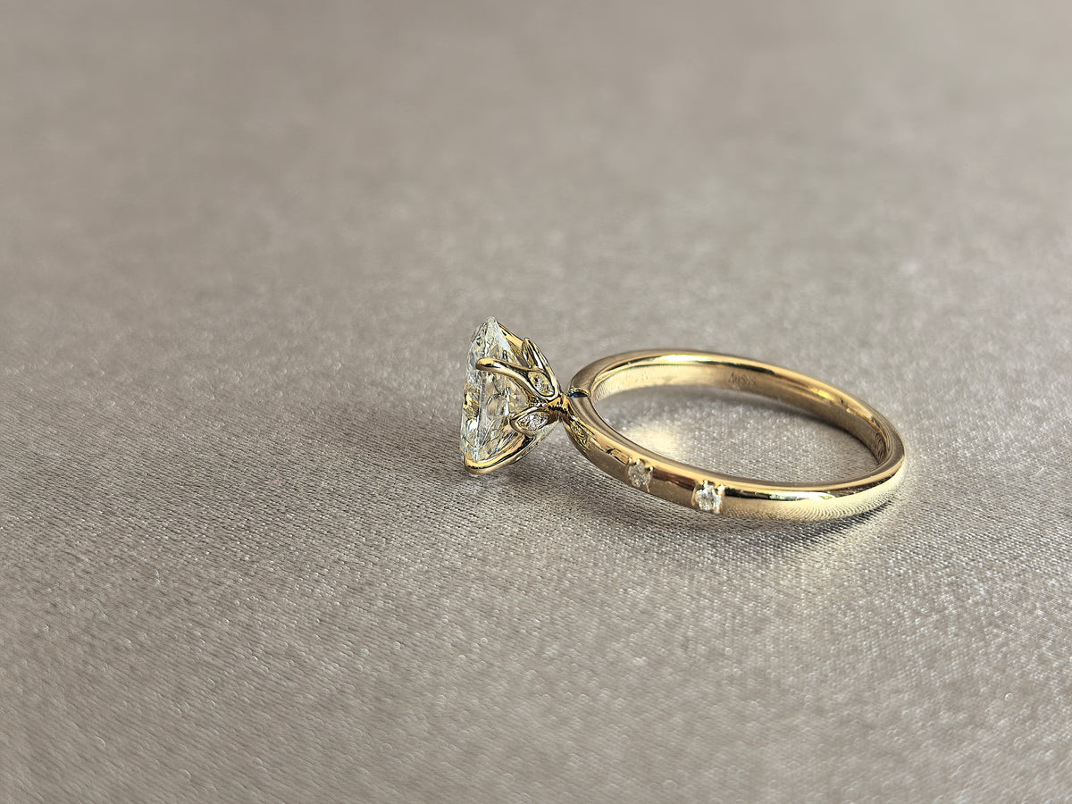 Juno Diamond OV-064 | Oval-Cut Lab-Grown Diamond Ring With Pavé Leaf-Accented Band In Yellow Gold