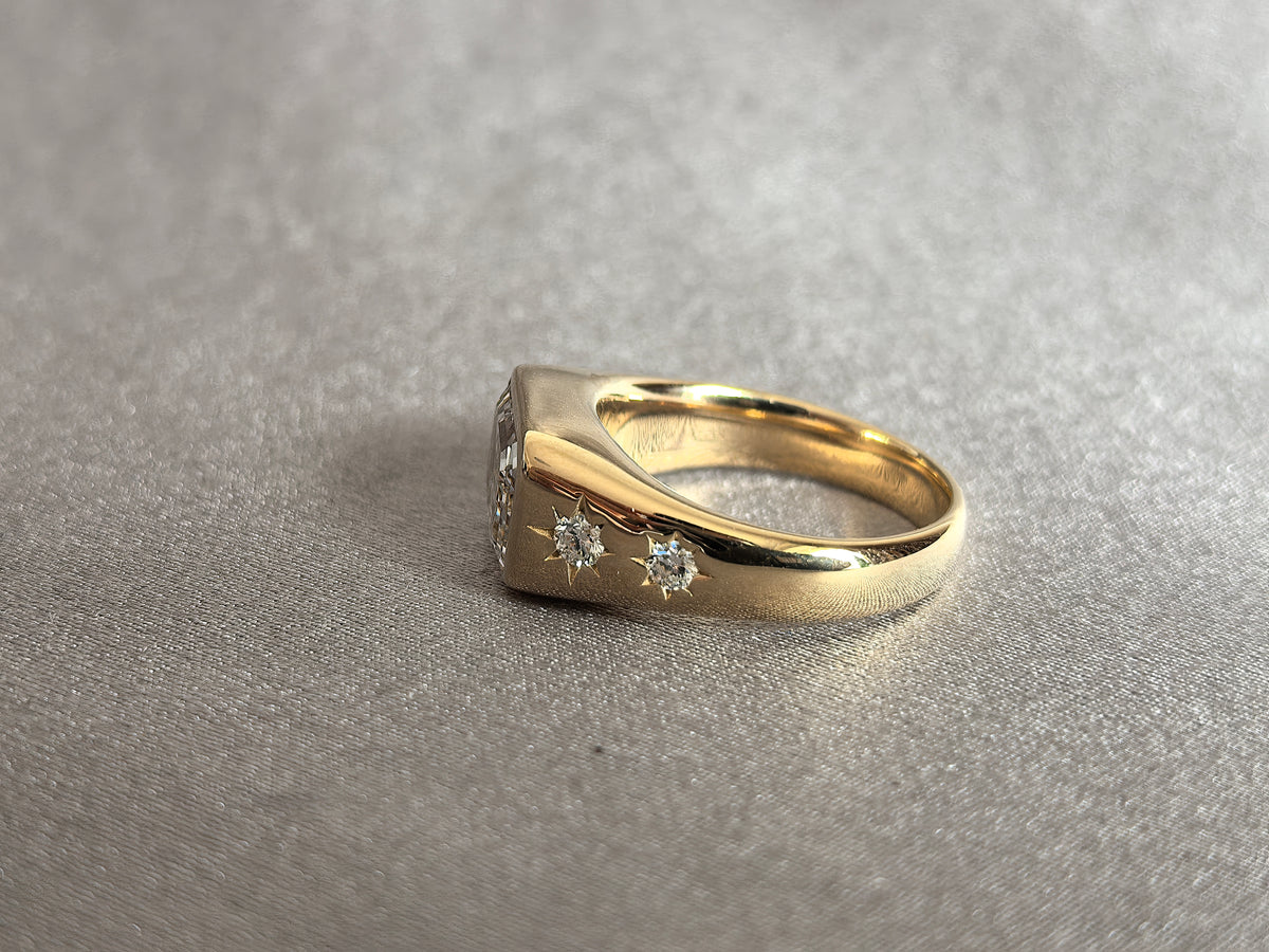 Juno Diamond EM-017 | 2 Carat Emerald-Cut Lab-Grown Diamond Full-Bezel Ring with Star-Set Round Accents