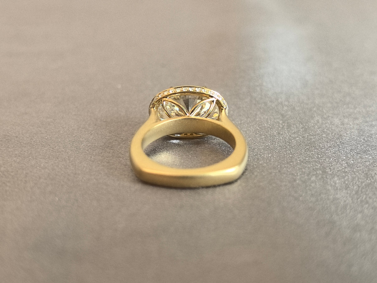 Juno Diamond OV-083 | Oval-Cut Lab-Grown Diamond 1-Stone Pavé Band Halo Ring