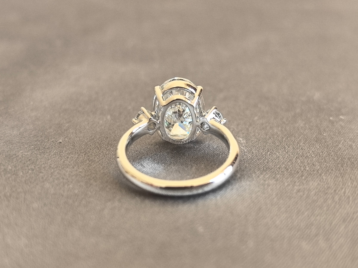 Juno Diamond OV-082 | Oval Lab-Grown Diamond Three-Stone Ring With Round Side Stones In White Gold