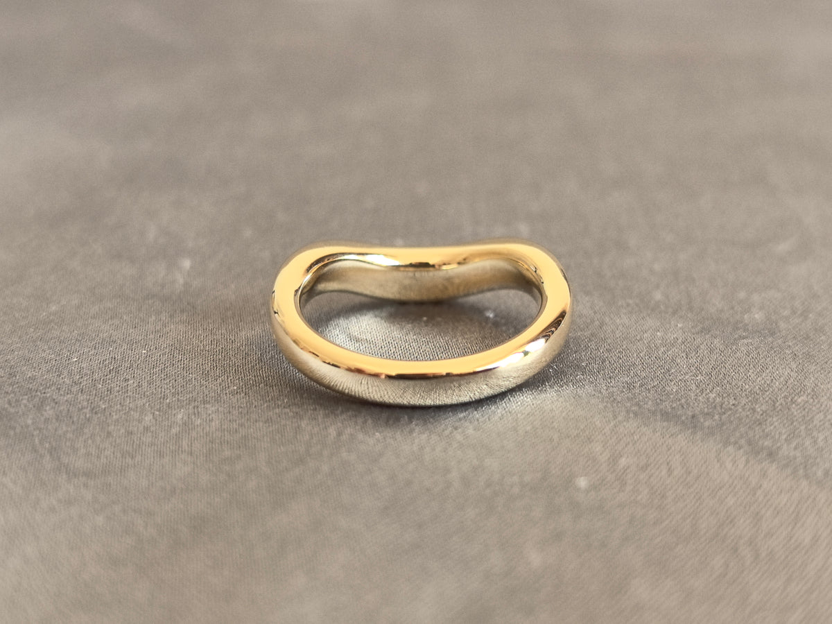 Juno Diamond O-036 | Sculptural Wave-Contour Polished Gold Band