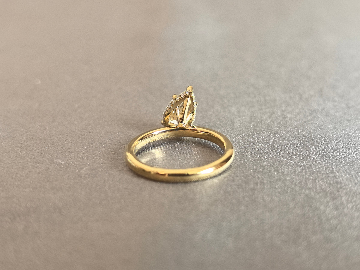 Juno Diamond PE-048 | 1 Carat Pear-Cut Lab-Grown Diamond Pavé-Halo Ring in Yellow Gold