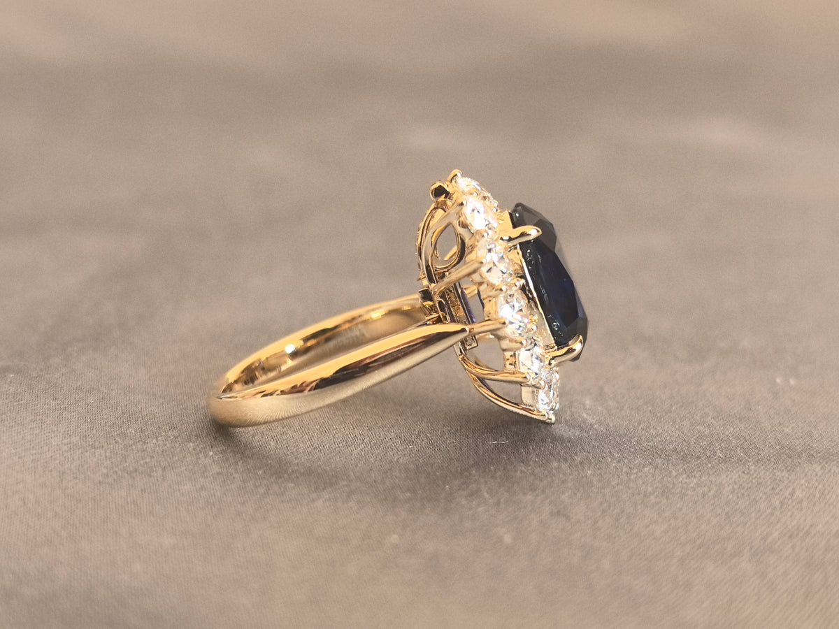 Juno Diamond OV-079 | Blue Oval Lab-Grown Diamond Halo Ring With Sculpted Split Shank
