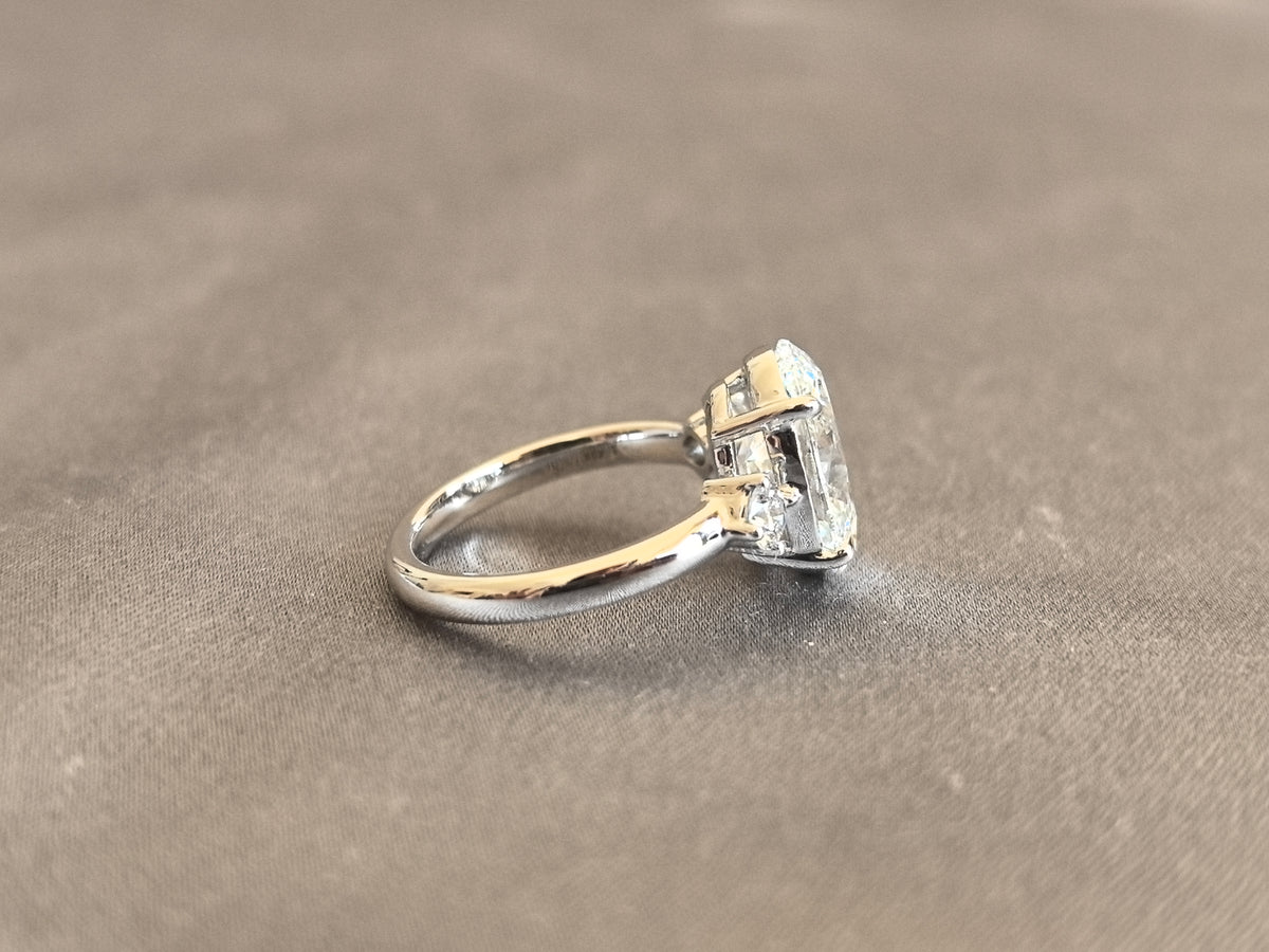 Juno Diamond OV-082 | Oval Lab-Grown Diamond Three-Stone Ring With Round Side Stones In White Gold