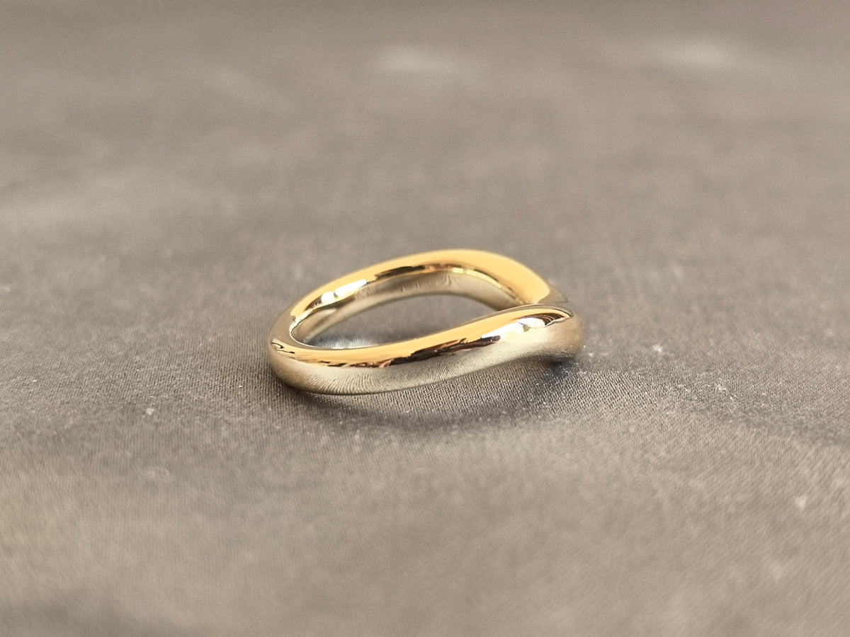 Juno Diamond O-036 | Sculptural Wave-Contour Polished Gold Band