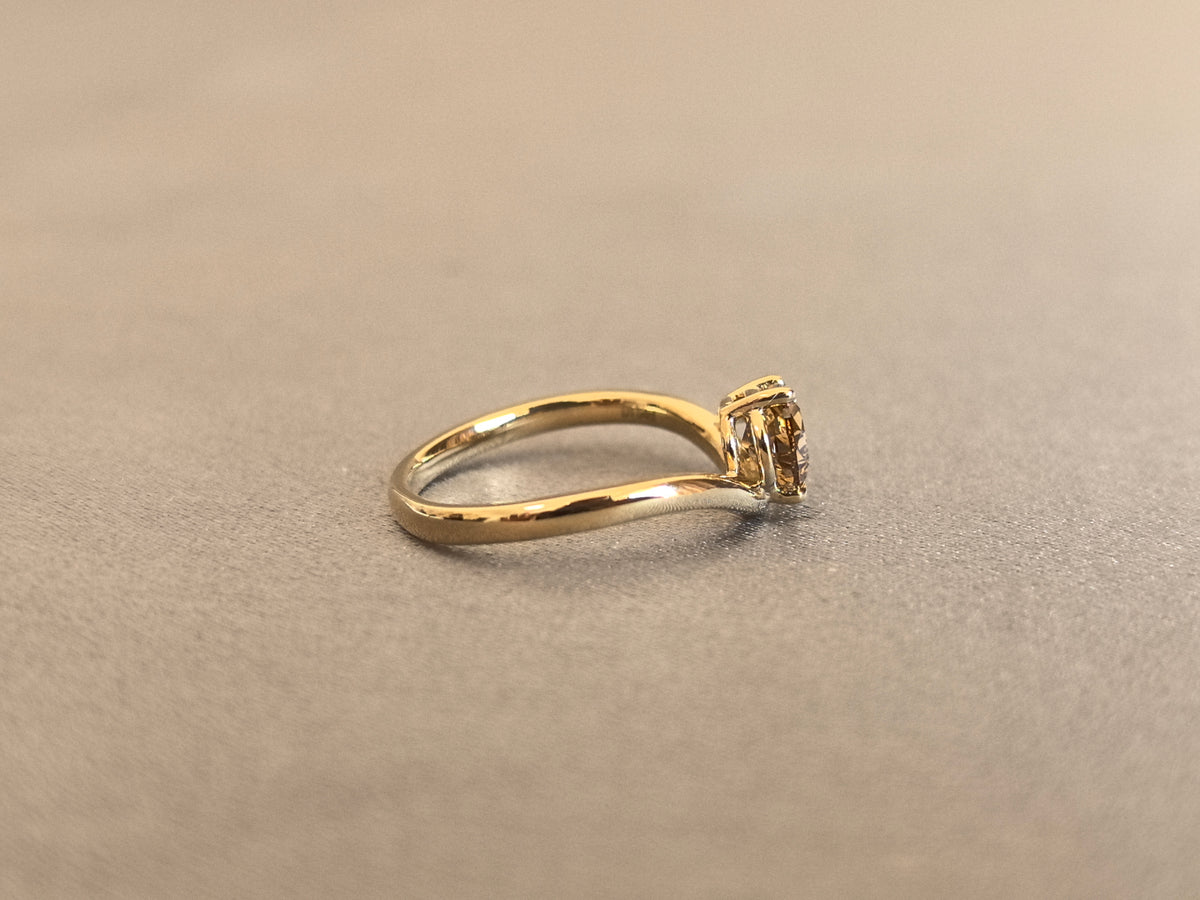 Juno Diamond PE-046 | 1 Carat Brown Pear-Cut Lab-Grown Diamond Solitaire Ring With Cradling Curved Shoulders