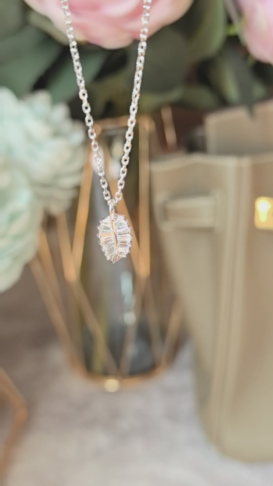 Leaf-shaped pendant necklace, lab diamond