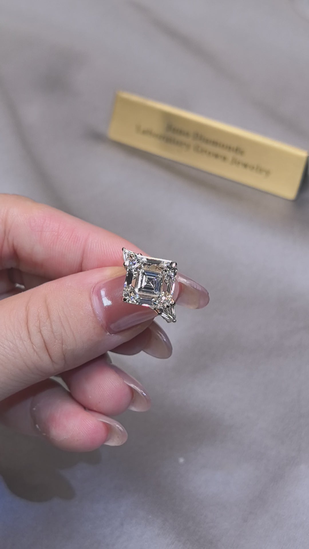 8-carat Asscher lab diamond with diamond cuts on both sides | full of design sense | 18k gold
