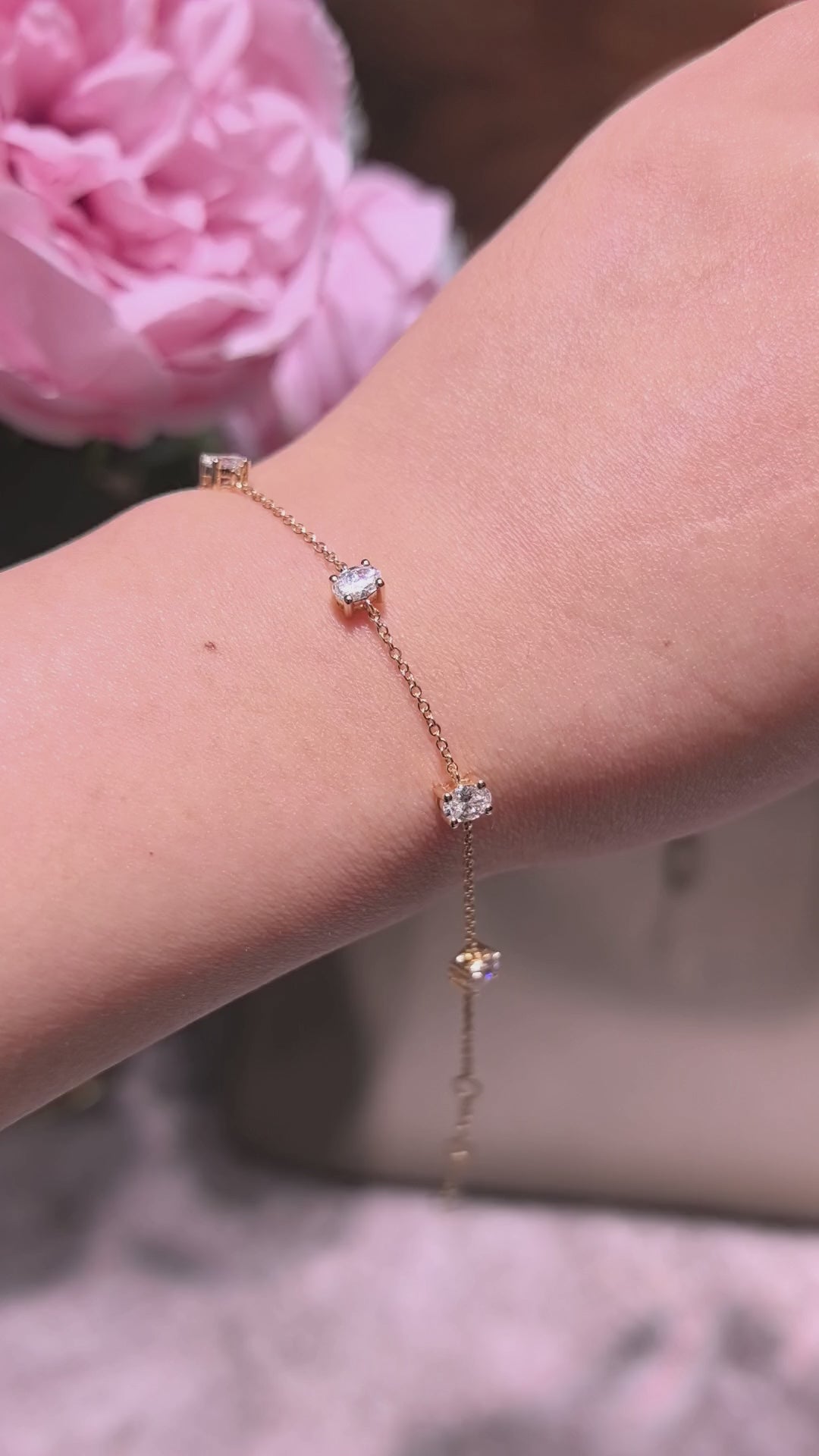 0.2-carat 18k gold oval bracelet, set with 6 lab-grown diamonds | Minimalist design | Suitable for everyday wear