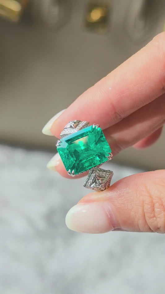 7.7ct 7.8g Emerald Lab Gemstone Ring | Split Shank with Star Detailing