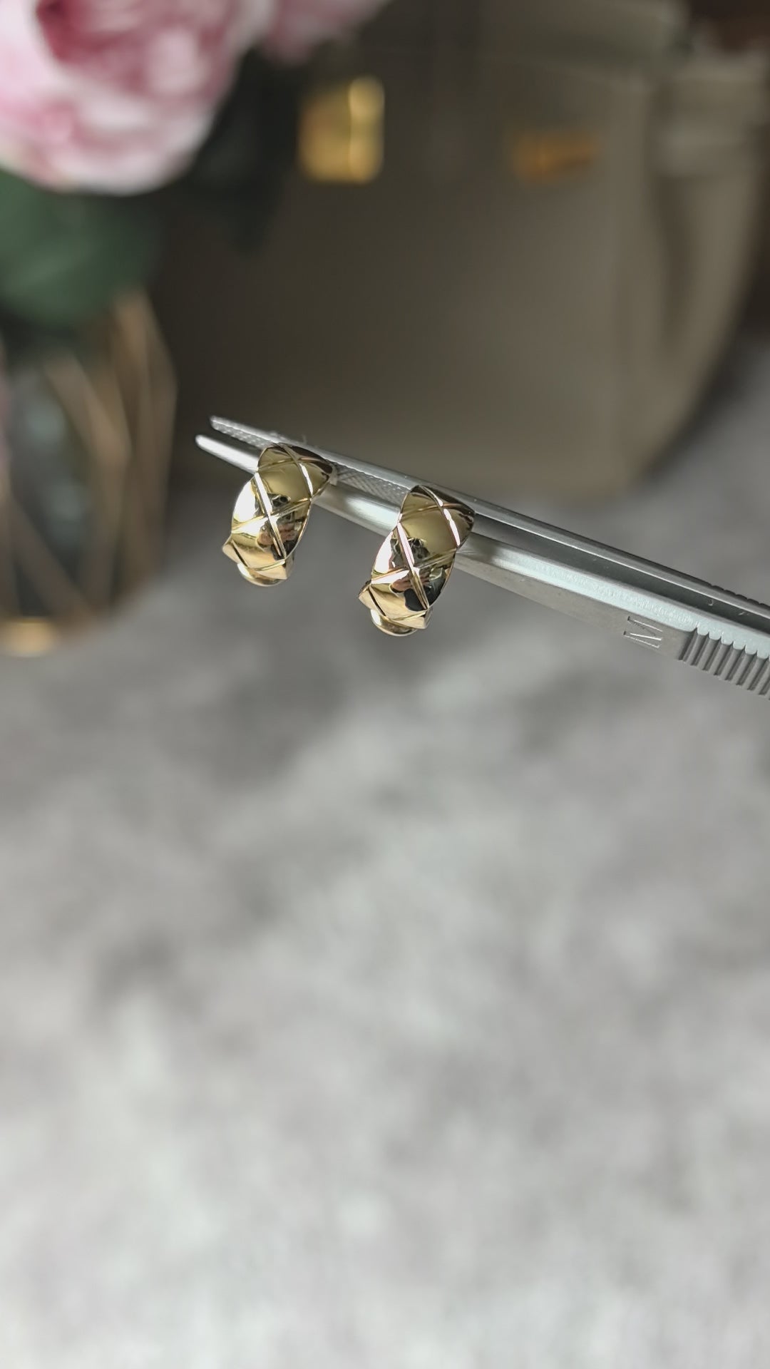 Diamond-pattern wide stud earrings | 18k Yellow gold