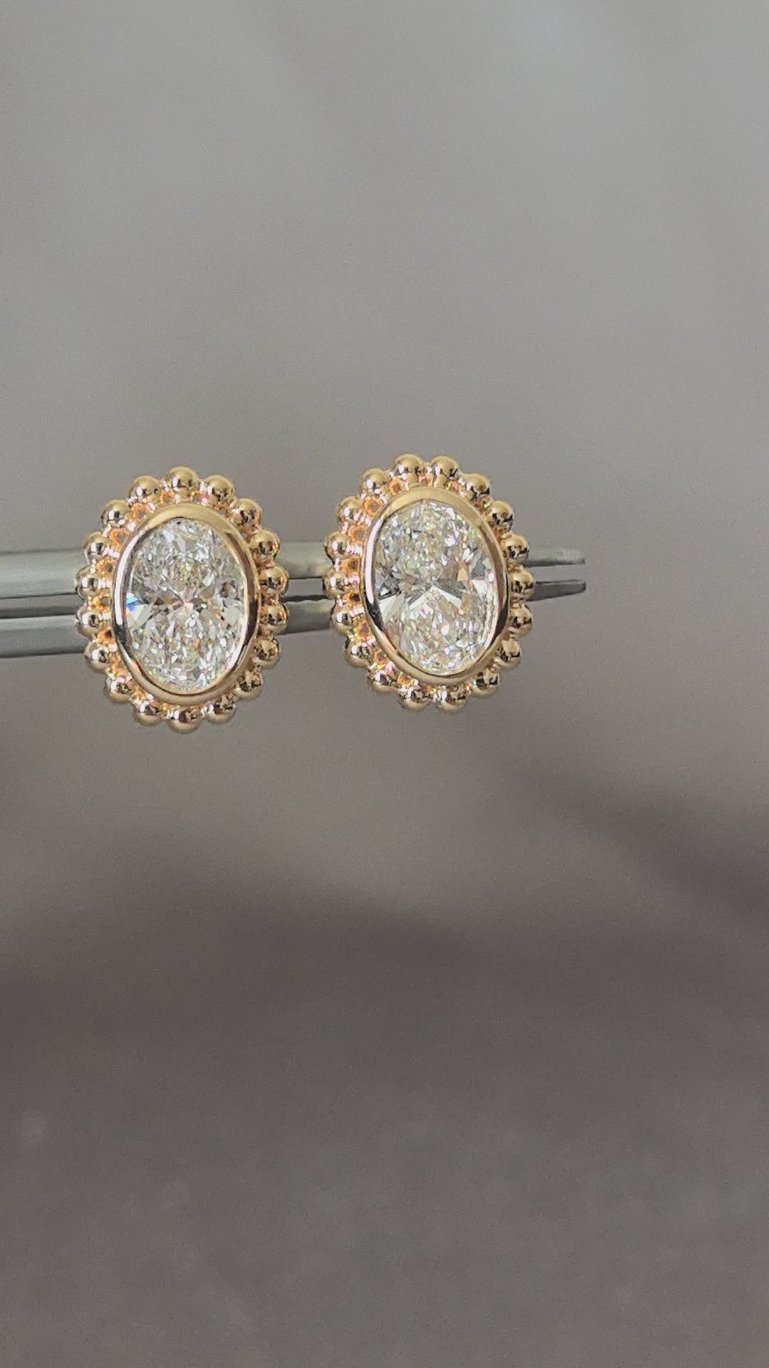 Oval stud earrings with a sunflower-shaped setting | vintage luxury feel | laboratory diamonds