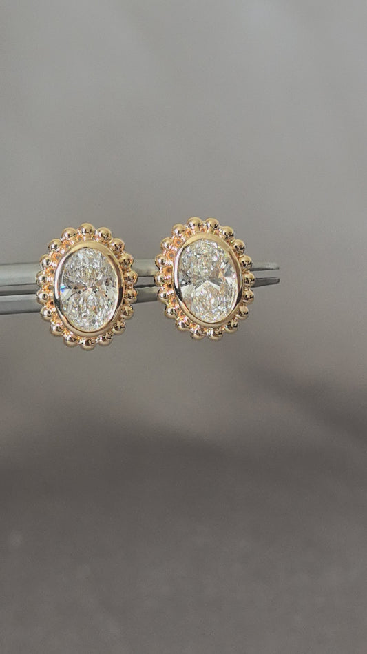 Oval stud earrings with a sunflower-shaped setting | vintage luxury feel | laboratory diamonds