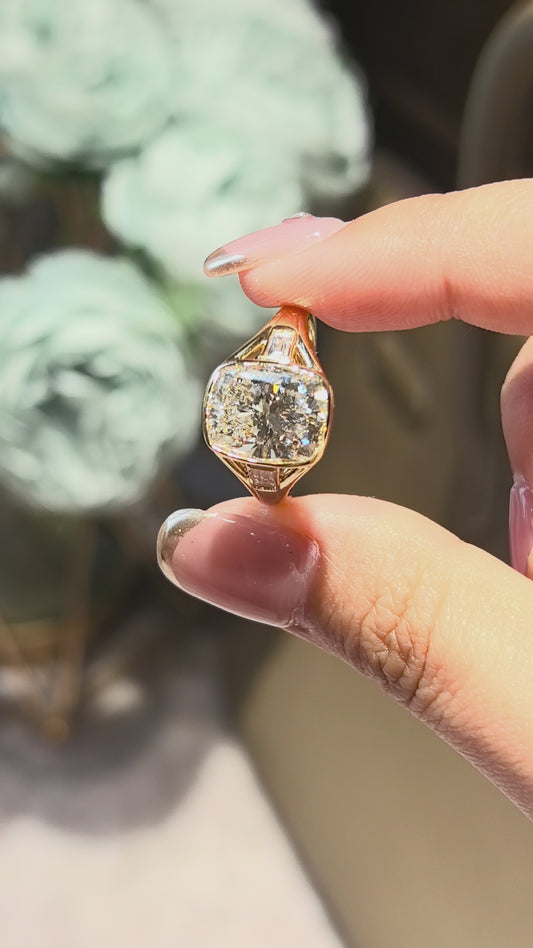 4-carat cushion cut, with emerald side stones on both sides, bezel setting, vintage design