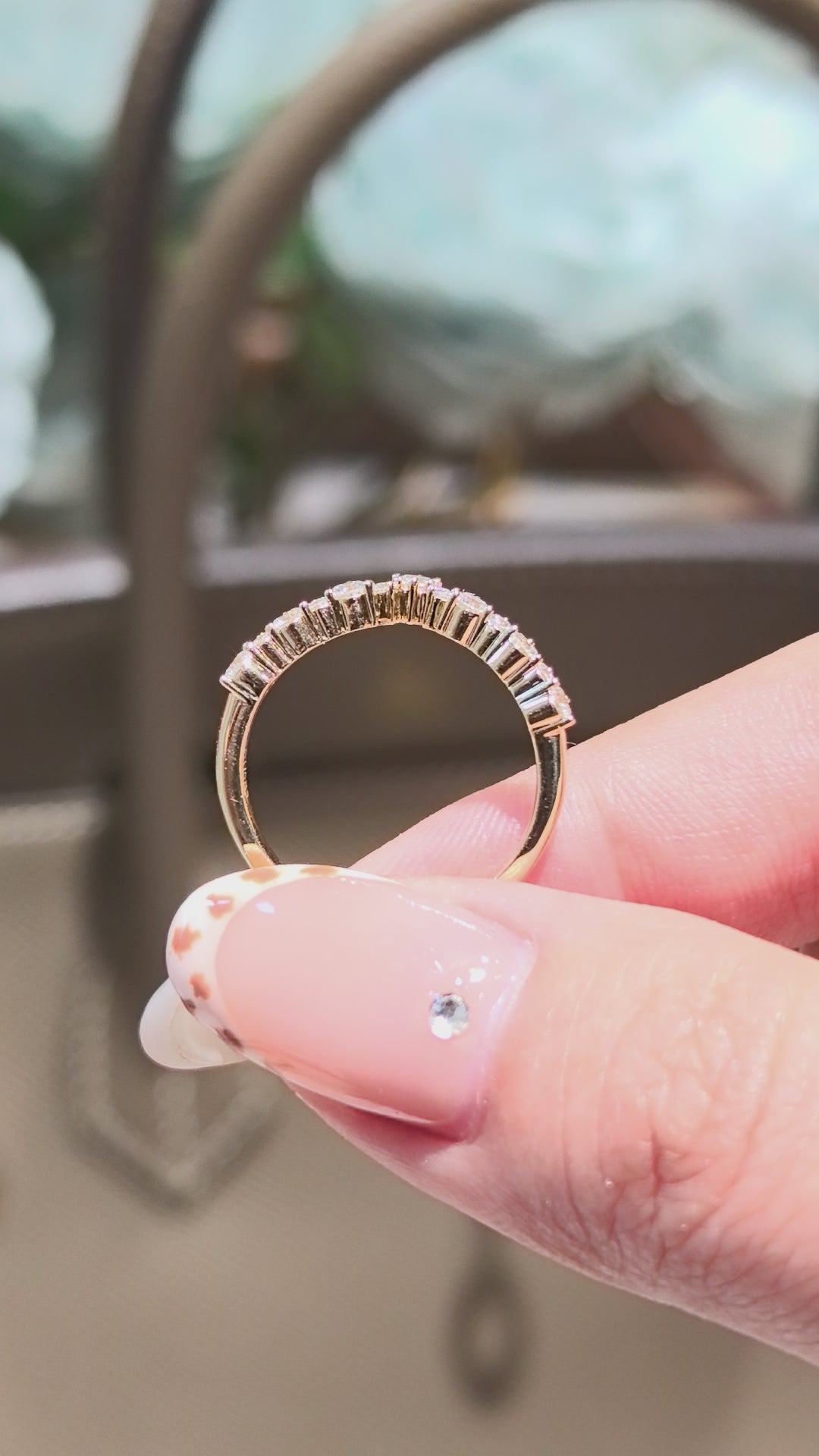 Round rings of varying sizes with crown design | Vintage-style lab-grown diamond ring | Gradient | Band