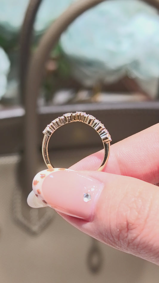 Round rings of varying sizes with crown design | Vintage-style lab-grown diamond ring | Gradient | Band