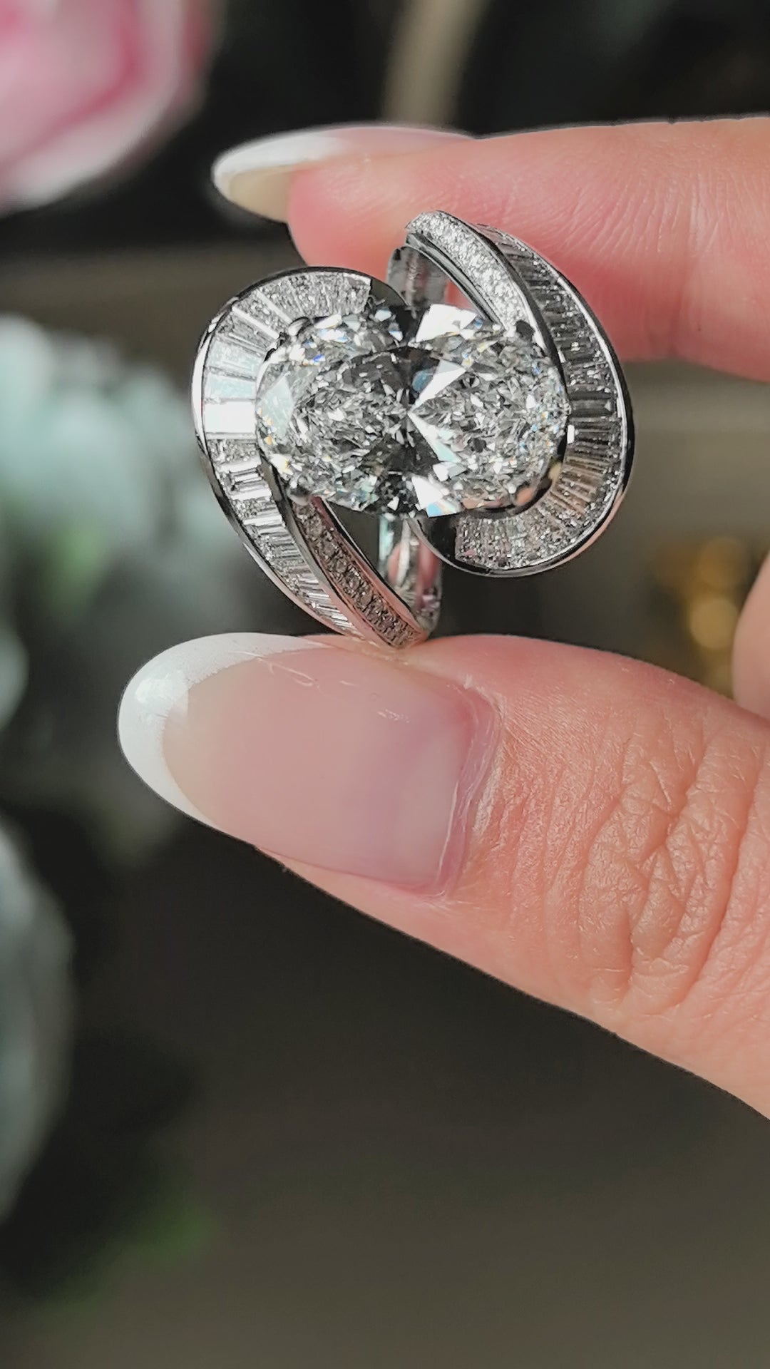OV-012 | Half ring small emerald and round diamond | val cut| Upper and lower half loop design | The ultimate sense of luxury