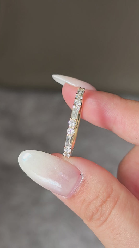 Alternating Emerald & Two Round Diamond Half-Eternity Band in 18K Gold | Vintage Style Lab-Grown Diamond Ring