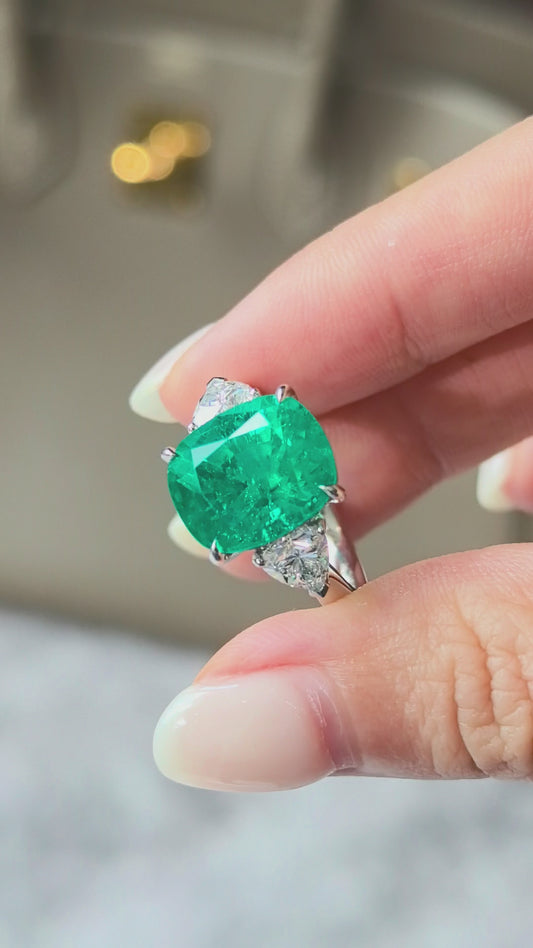 5.6ct 8.8g Cushion Emerald Lab Gemstone Three-Stone Ring | Triangle Side Stones